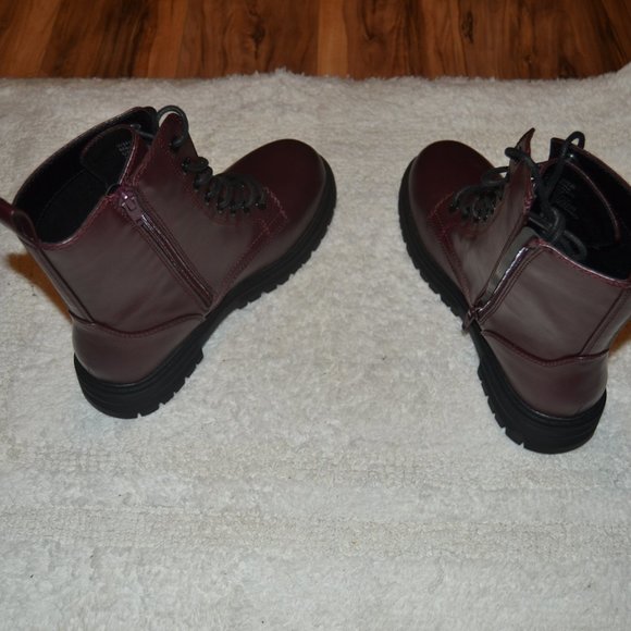 NWT and Box SO Reindeer Combat Boots in Burgundy - Picture 2 of 4